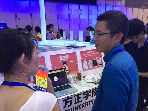 寫字先生展位現場咨詢2.jpg 寫字先生展位現場咨詢2.jpg