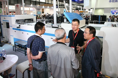 方正電子副總裁盧衛(wèi)東為觀眾介紹桀鷹H500.jpg 方正電子副總裁盧衛(wèi)東為觀眾介紹桀鷹H500.jpg